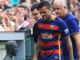 El ex defensa brasileño del Barcelona, Dani Alves, se retira lesionado en el partido ante el Athletic Club de la primera jornada de la liga.