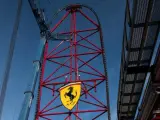 El acelerador vertical de Ferrari Land, ya coronado con el s&iacute;mbolo de la escuder&iacute;a.