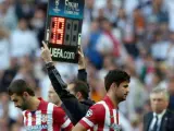 Diego Costa (R) del Atletico Madrid sale del campo y es sustituido por Adrian Lopez tras nueve minutos de partido en el estadio de la Luz de Lisboa, durante la final de la Champions League.