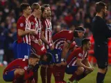 Los jugadores del Atlético, en la tanda de penaltis contra el PSV Eindhoven, en octavos de final de la Champions.