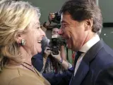 Esperanza Aguirre felicita a Ignacio González, que acababa de ser nombrado presidente de la Comunidad de Madrid por el parlamento regional.