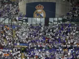 Aficionados del Real Madrid animan al equipo antes de la final Champions en el estadio San Siro de Milán.