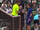 Stanislas Wawrinka saluda al recogepelotas con el que calentó durante su partido de Roland Garros.
