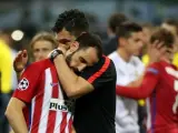 Juanfran, consolado por un compañero tras fallar el penalty decisivo de la final de la Champions 2016.