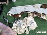 Las Fuerzas Armadas de Egipto han difundido este sábado en las redes sociales las primeras imágenes de los fragmentos del Airbus 320 de la compañía EgyptAir que se estrelló el jueves en el Mediterráneo con 66 personas a bordo sin dejar supervivientes.