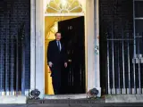 El primer ministro británico, David Cameron, saliendo del número 10 de Downing Street, su residencia oficial.