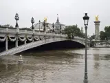 Vista general de lámparas parcialmente sumergidas junto al puente Alexandre III en el río Sena en París.