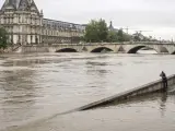 Varias personas observan el río Sena en París, que ha subido el nivel debido a las fuertes lluvias caídas a lo largo de la semana.