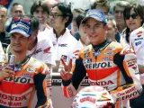 El piloto español MotoGP, Marc Marquez (d), del equipo Honda Repsol, celebra la consecución del mejor tiempo de su categoria junto a su compañero Dani Pedrosa, tras la última tanda de entrenamientos clasificatorios del Gran Premio de Catalunya.