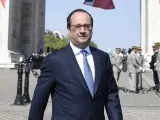 El presidente de la República francesa, François Hollande, al llegar a un acto celebrado junto al Arco del Triunfo de París.