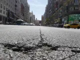 La Gran Vía (Centro), una de las arterias más transitadas, presenta un deficiente estado de conservación en muchos puntos. En la imagen se puede observar una grieta que parece infinita y un pequeño bache.