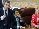 Granados, cuando era consejero de Presidencia, Justicia e Interior, junto a los entonces presidenta y vicepresidente de la Comunidad de Madrid, Esperanza Aguirre e Ignacio González, respectivamente, durante un pleno en la Asamblea de Madrid.