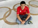 El triatleta Javier Gómez Noya posa en una imagen de archivo en el Comité Olímpico Español.