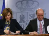 El ministro de Economía, Luis de Guindos, y la vicepresidenta del Gobierno, Soraya Sáenz de Santamaría.