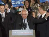 El precandidato presidencial demócrata Bernie Sanders pronuncia su discurso de victoria el 9 de febrero de 2016, en un colegio de Concord, Nuevo Hampshire (EE UU).