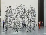 El artista chino Ai Wei Wei ensambla 64 bicicletas en una espiral que parece girar sobre sí misma