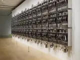 Un muro de utensilios de cocina de acero inoxidable firmado por el artista indio Subodh Gupta