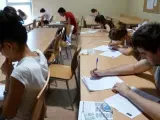Alumnos universitarios realizando una prueba académica.