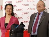 El presidente del CSIC, Emilio Lora-Tamayo, junto a la investigadora, Elena García, que ha creado el exoesqueleto dirigido a niños con atrofia muscular espinal.
