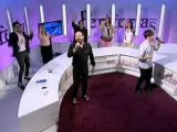 El padre Damián y Toño Casado cantan en 13TV.
