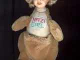 'Chica nazi', muñeca de la artista alemana Natascha Stellmach
