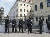 Agentes del orden protegen la entrada al hotel donde tendrá lugar la reunión del Club Bilderberg en Dresde