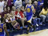 El jugador y estrella de los Golden State Warriors, Stephen Curry, celebra una canasta en el cuarto partido de las finales de la NBA ante Cleveland Cavaliers en casa de estos últimos, en Ohio.