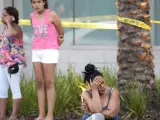 Una mujer preocupada en la puerta del hospital de Orlando en el que atienden a las víctimas del tiroteo del club Pulse.