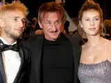 El actor Sean Penn con sus hijos Hopper Jack Penn (izda) y Dylan Penn (dcha).
