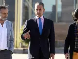 El expresidente de Banesto Mario Conde (c), a su salida de la prisión madrileña de Soto del Real (Madrid)