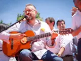 El portavoz de Ciudadanos en el Congreso, Juan Carlos Girauta, cantando 'Mediterráneo' en un mítin.