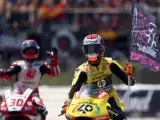 El piloto español Alex Rins (Páginas Amarillas HP 40), homenajea a Luis Salom tras finalizar segundo en la prueba de Moto2 del Gran Premio de Catalunya.