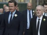 El primer ministro británico, David Cameron (i) y el líder laborista, Jeremy Corbyn (d) a su llegada a una misa por la diputada laborista asesinada, Jo Cox, celebrada St Margaret en Londres.