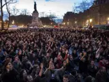 Participantes de las protestas del movimiento 'La Nuit Debout' ('La noche en pie') el día 10 de abril en la plaza de la República de París para manifestarse en contra de la reforma laboral del gobierno francés.