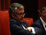 Daniel de Alfonso, director de la Oficina Antifraude de Catalunya (OAC), escucha las intervenciones de los parlamentarios en la cámara catalana por las escuchas a él y al ministro del Interior, Jorge Fernández Díaz.