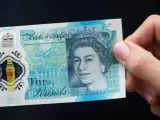 El nuevo billete de cinco libras esterlinas, el primero fabricado con plástico.