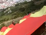 Despliegue de una bandera española en Gibraltar por parte de partidarios de Vox.