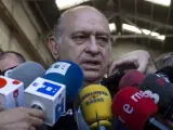 El ministro del Interior en funciones y candidato del PP por Barcelona, Jorge Fernández Díaz, atiende a los medios.