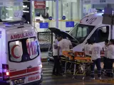 Médicos esperan para ayudar heridos tras un atentado perpetrado en el aeropuerto Atatürk de Estambul.