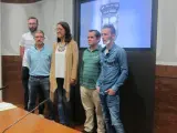Covadonga Díaz posa con varios gays que respaldaron su rueda de prensa.