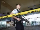 La policía acordona una zona del aeropuerto internacional de Atatürk tras un atentado en Estambul (Turquía).