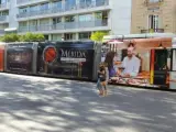 Tranvía de Sevilla con publicidad del Festival de Mérida