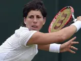 La tenista española Carla Suárez Navarro devuelve la pelota a la checa Denisa Allertova durante la segunda ronda del torneo de Wimbledon