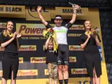 El ciclista británico Mark Cavendish celebra su victoria en la primera etapa del Tour de 2016.