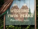 Cartel de la famosa población ficticia de Twin Peaks, que da nombre a la serie de culto de los 90.