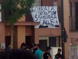Las 25 familias de la corrala Libertad, en el municipio sevillano de Alcalá de Guadaíra, han sido desalojadas por la Policía.