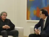El presidente del Gobierno en funciones, Mariano Rajoy (PP), a la derecha de la imagen, conversa con los dirigentes de ERC Gabriel Rufián (izquierda) y Joan Tardà (centro) durante la reunión que han mantenido en el Palacio de la Moncloa dentro de la ronda de contactos que ha iniciado en busca de apoyos para su investidura.