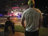 Un hombre luce una camiseta con un mensaje de apoyo a la policía mientras observa la entrada a emergencias del hospital Baylor Scott&White, donde fue llevado el cadáver de uno de los cinco agentes muertos durante una manifestación contra la violencia policial hacia los negros en EEUU, en Dalla