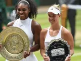 Serena Williams y Angelique Kerber, al acabar la final femenina de Wimbledon 2016.
