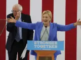 La candidata presidencial del partido demócrata Hillary Clinton (d) y el hasta ahora rival por la nominación Bernie Sanders (i) durante un acto celebrado en Portsmouth, Nuevo Hampshire.